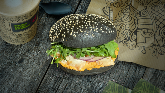 Broodje Black Bun Hummus Ras el Hanout